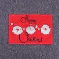 Détail d'un set de table de Noël rouge avec imprimé Père Noël et texte Merry Christmas - Trois Pères Noël