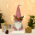 Gnomo di Natale con corna di renna e cappello lavorato a maglia a scacchi rossi decor - Rosa