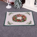 Tapis de Noël avec couronne, rubans rouges et cloches sur un tapis décoratif tricoté - Style Couronne de Noël