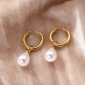 Dettaglio di orecchini a cerchio dorati con perle a goccia su velluto color champagne - Stile Dorato (C9183)