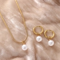Elegante set di gioielli con perle dorate con collana e orecchini su velluto champagne - Stile Dorato (F2191)