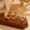 Dreiteiliges goldene verstellbare Ring-Set mit Herz und Hammerschlag auf Holzständer - Gold (C8701)
