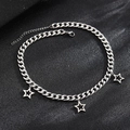 Schakelketting van roestvrij staal met drie holle sterhangers op zwarte achtergrond - Zilveren Holle Sterstijl (F2176)