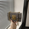 Bolso bandolera gris con textura de leopardo y hebilla geométrica dorada de cadena - Gris
