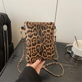 Trendige Umhängetasche mit Leopardenmuster und Goldkette im modischen Look - Dunkelbraun