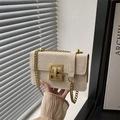 Elegante bolso bandolera cuadrado crema con hebilla dorada y fina correa de cadena - Blanco