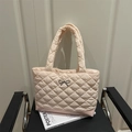 Gesteppte Tragetasche in Hellrosa mit Schleifen-Detail auf Stuhl und Magazin - Rosa