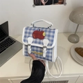 Blau-weiß karierter Rucksack mit rotem Apfeldesign und gelbem Not Anxious Label - Weiß