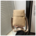 Dettaglio borsa porta cellulare beige in pelle martellata con zip oro e tracolla larga - Cachi