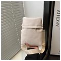 Dettaglio borsa porta cellulare verticale beige con texture litchi e tracolla larga - Bianco