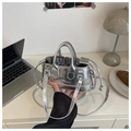 Silberne Mini-Handtasche mit Krokostruktur, Tragegriffen und abnehmbarem Schultergurt - Silber