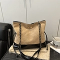 Gesteppte Tragetasche aus beige-schwarzem Leder mit Kettenriemen und Quasten - Khaki