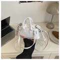 Weiße Mini-Handtasche mit Steinstruktur, Griff und Kordelzug-Futter im Detail - Weiß
