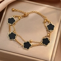 Zweilagiges goldenes Armband mit fünf schwarzen fünfblättrigen Blütenanhängern in einer Geschenkbox - Gold Stil (F1139)