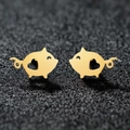 Goldene Edelstahlohrstecker Schweinchen mit Herz-Ausschnitt auf dunklem Hintergrund - Goldenes Schwein Stil (F65)