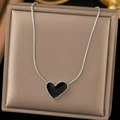 Collana a catena serpente argentata 18K con pendente a cuore in smalto nero in una scatola - Catena a Serpente Argentata Pendente a Cuore Nero (B444)