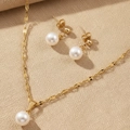 Dettaglio della collana di perle bianche lucide e orecchini dorati coordinati - Set Perle Oro (F1931)