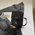 Mini borsa per cellulare in pelle verniciata nera con scritta Fashion gialla e ciondolo - Nero
