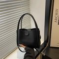 Bolso tote minimalista en cuero mate negro con asas dobles y correa de bandolera - Negro