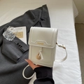 Piccola borsa quadrata bianca per telefono con stampa FASHION e ciondolo dorato - Bianco Sporco