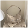 Detalle de bolso hobo beige con ojales metálicos y textura de cuero PU suave - Caqui