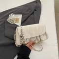 Bolso bandolera marfil con textura de nube, cadena plateada y colgante de bola - Artesanía Plisada (网38312) / Blanco Roto