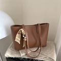 Borsa tote in pelle marrone con sciarpa in seta e cuciture bianche a contrasto - Cuoio