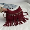 Borsa a tracolla retrò in camoscio bordeaux con ricami etnici e nappe in metallo - Rosso