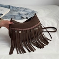 Borsa a tracolla in pelle scamosciata marrone scuro con ricami boho e frange - Marrone