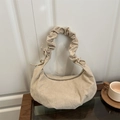 Beigefarbene Wildleder-Tasche mit gerafftem Griff und Plissee-Halbmond-Design - Weiß