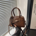 Borsa Boston vintage in pelle marrone con morsetto in metallo e pendente a campana - Marrone