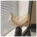 Bolso hobo trenzado beige con cadena dorada y elegantes letras minimalistas en el frente - Blanco Roto