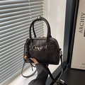 Borsa a mano Boston caffè scuro con finiture dorate e ciondolo a campana intrecciato - Marrone