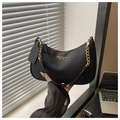 Bolso hobo negro minimalista con textura de espiga y detalle de elegante cadena dorada - Negro