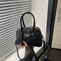 Borsa Boston nera con morsetto dorato e ciondolo a campana intrecciato da donna - Nero