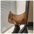 Bolso de hombro media luna tejido marrón con correa de cuero y cadena dorada - Marrón