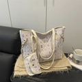 Set borsa tote e pochette bianco sporco con stampe di orsetti su tavolo in legno - Bianco