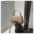 Detalle de mini bolso beige de ante sintético con asa superior y costuras decorativas - Caqui