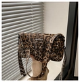 Detail der Punk-Handtasche mit Leopardenmuster, Silbernieten und Metallösen-Dekoration - Leopardenbraun