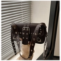 Nahaufnahme der Metallösen und Silbernieten an der dunklen Leder-Schultertasche im Punk-Stil - Braun