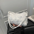 Elegante bolso blanco con encaje floral de malla 3D y correas dobles en un entorno de estudio - Blanco