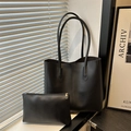 Ensemble sac cabas minimaliste en cuir noir avec pochette dans un décor moderne - Noir
