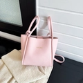 Zartrosa Tote Bag aus genarbtem Leder mit Goldaufdruck und weicher Lederstruktur - Rosa