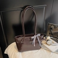 Borsa baguette in pelle PU marrone lucida con un elegante fiocco in nastro a quadretti - caffè
