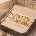 Dreiteiliges vergoldetes Edelstahl-Ring-Set mit geometrischen Hohlmustern für Damen - Goldenes Geometrisches Verdrehtes 3-Teiliges Set (F2623)