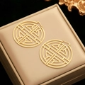 Pendientes dorados redondos huecos con diseño geométrico intrincado sobre terciopelo - Estilo Redondo Hueco Dorado (F2115)