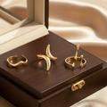 Drei goldene Edelstahlringe mit minimalistischen Wellen- und geometrischen Designs - Gold Stil (F3185)