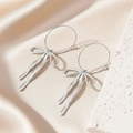 Orecchini a cerchio in acciaio inossidabile con pendente a fiocco in metallo fluido chic - Stile Fiocco di Nastro Argentato (F952) / Argento