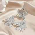Elegante zilveren bloemensieradenset met ring en oorbellen op champagne zijde - Zilveren Bloem Stijl (F1676)