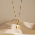Vue détaillée du pendentif rose ovale plaqué or 18 carats sur une chaîne en acier - Style Rose Goutte d'or (F1867)